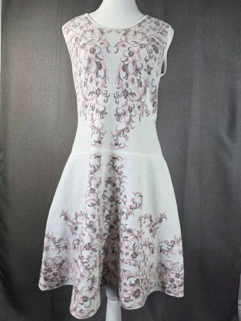 BCBG Maxazria Wilma Knit Fit & Flare Dress Sleeveless Floral Size Medium - Picture 2 of 8